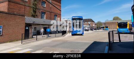 Winchester, Hampshire, Inghilterra, Regno Unito. 2021. La stazione centrale degli autobus, che serve la città e le zone di posa di Winchester, Inghilterra. Foto Stock