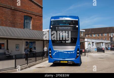 Winchester, Hampshire, Inghilterra, Regno Unito. 2021. La stazione centrale degli autobus, che serve la città e le zone di posa di Winchester, Inghilterra. Foto Stock