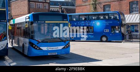 Winchester, Hampshire, Inghilterra, Regno Unito. 2021. La stazione centrale degli autobus, che serve la città e le zone di posa di Winchester, Inghilterra. Foto Stock