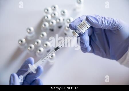 Medico femminile anonimo con flacone di vaccino e siringa Foto Stock