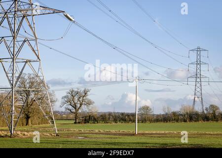 Rete elettrica nazionale piloni nella campagna del Regno Unito, paesaggio rurale Foto Stock