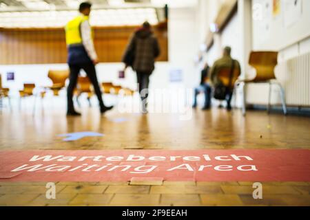 Magonza, Germania. 18 Apr 2021. La gente entra nell'area d'attesa del centro di vaccinazione nella capitale dello stato. Secondo il coordinatore delle vaccinazioni, nei centri di vaccinazione della Renania-Palatinato verranno somministrate circa 40,000 dosi di vaccino (20,000 per AstraZeneca e Biontech). Ciò è reso possibile da una speciale campagna di vaccinazione nel fine settimana. Credit: Andreas Arnold/dpa/Alamy Live News Foto Stock