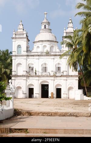 Chiesa di Sant'Alex, una grande chiesa cattolica con una cupola di falsa a Calangute, Goa, India Foto Stock