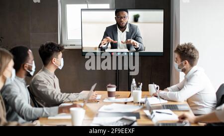 Black ceo videochiama online i dipendenti Foto Stock