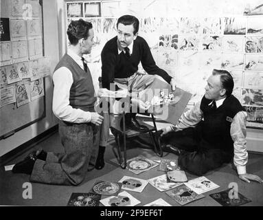 WALT DISNEY (con cella di animazione) Con 2 artisti Disney non identificati durante la produzione DI WALT DISNEY'S. I TRE CABALLEROS 1944 regista Norman Ferguson Clyde Geronimi Jack Kinney Bill Roberts Harold Young Walt Disney Productions / RKO Immagini radio Foto Stock