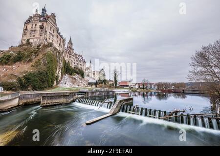 Foto del Castello di Hohenzollern a Sigmaringen con cascata di sbarramento e serbatoio in primo piano, Germania Foto Stock