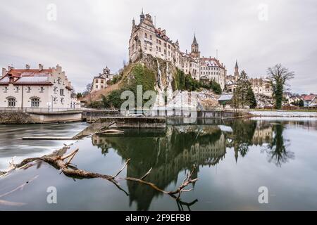 Foto del Castello di Hohenzollern a Sigmaringen con cascata di sbarramento e serbatoio in primo piano, Germania Foto Stock