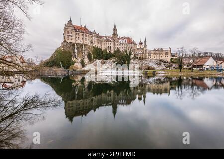 Foto del Castello di Hohenzollern a Sigmaringen con cascata di sbarramento e serbatoio in primo piano, Germania Foto Stock