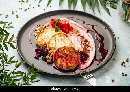 Frittelle di cagliata con mousse di rikota e frutti di bosco Foto Stock