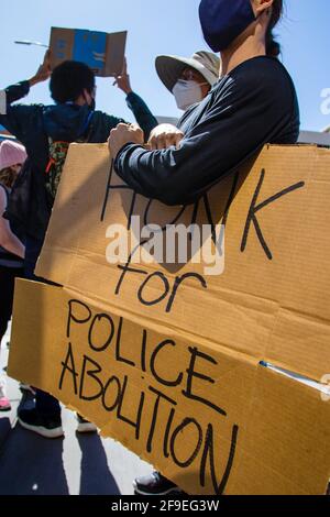 Reno, Stati Uniti. 17 Apr 2021. Il manifestante ha tenuto un cartello che dice, onk per l'abolizione della polizia, durante il marzo.i manifestanti si riuniscono a marzo in solidarietà con altri manifestanti BLM (Black Lives Matter) in tutto il paese. Mentre il gruppo è stato affllato da alcuni che hanno passato, la marcia è rimasta pacifica. (Foto di Ty o'Neil/SOPA Images/Sipa USA) Credit: Sipa USA/Alamy Live News Foto Stock