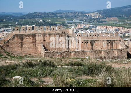 Il castello è una fortificazione difensiva con una lunghezza di quasi un chilometro situata in cima alla collina che protegge la città di Sagunto, Spagna Foto Stock