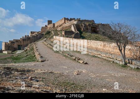 Il castello è una fortificazione difensiva con una lunghezza di quasi un chilometro situata in cima alla collina che protegge la città di Sagunto, Spagna Foto Stock