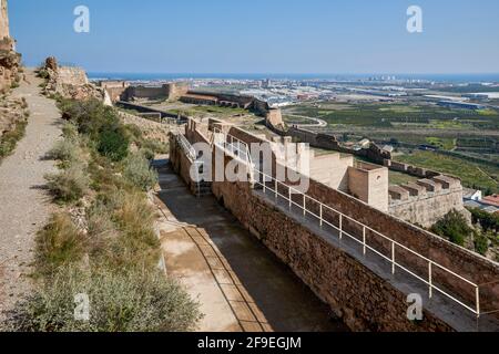 Il castello è una fortificazione difensiva con una lunghezza di quasi un chilometro situata in cima alla collina che protegge la città di Sagunto, Spagna Foto Stock