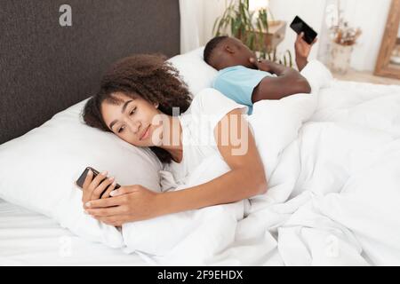 Dispositivi moderni a casa, autoisolamento, notizie mattutine sui social network Foto Stock