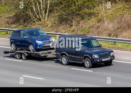 2003 Land Rover Discovery Td5 Gs 2495 cc hard top Diesel guida sulla M6, trainante auto sul rimorchio a Manchester, Regno Unito Foto Stock