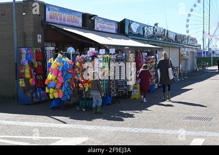 grande passeggiata di yarmouth con una fila di negozi tradizionali di vendita souvenir, articoli da spiaggia e palline da spiaggia Foto Stock