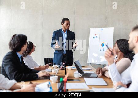 Uomo d'affari afroamericano che presenta l'idea di affari che fa la presentazione in ufficio Foto Stock