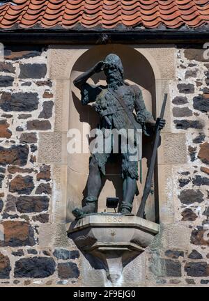 La statua di Robinson Crusoe in Largo inferiore, Fife. Lower Largo è famosa per i suoi legami con Alexander Selkirk, nato nel villaggio nel 1676. Foto Stock