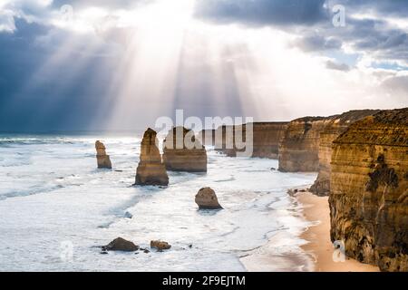 12 rocce apostoli - vista incredibile dei raggi del sole dopo la tempesta Foto Stock