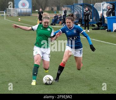 Glasgow, Regno Unito. 18 Apr 2021. Rachael Boyle di Hibernian e Lizzie Arnot di Rangers durante la prima partita della Scottish Women's Premier League 1 al Rangers Training Center di Glasgow, Scozia. Credit: SPP Sport Press Photo. /Alamy Live News Foto Stock