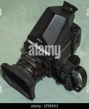 Mamiya RB67 Professional S con rilevatore di prismi, impugnatura SX, obiettivo da 50 mm, paraluce obiettivo fotocamera per film di formato medio Foto Stock