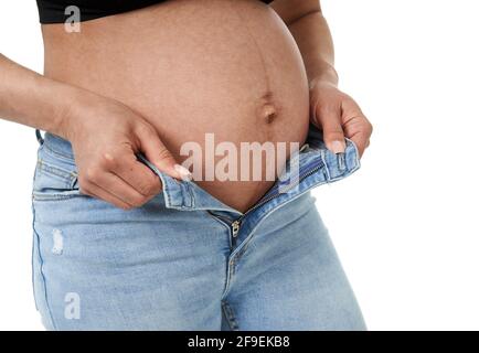 Donna incinta cercando di chiudere la zip anche a lei jeans stretti Foto Stock