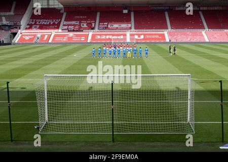 MIDDLESBROUGH, REGNO UNITO. 17 APRILE entrambi i gruppi di giocatori osservano un minuto di silenzio in ricordo del duca di Edimburgo, lo Sky Bet Championship match tra Middlesbrough e Queens Park Rangers al Riverside Stadium di Middlesbrough sabato 17 aprile 2021. (Credit: Mark Fletcher | MI News) Credit: MI News & Sport /Alamy Live News Foto Stock