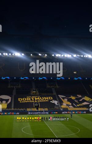 Dortmund, Signal Iduna Park, 14.04.21: Einlauf beider Mannschaften ins leere Stadion im Spiel Champions League Borussia Dortmund vs Manchester City. Foto Stock