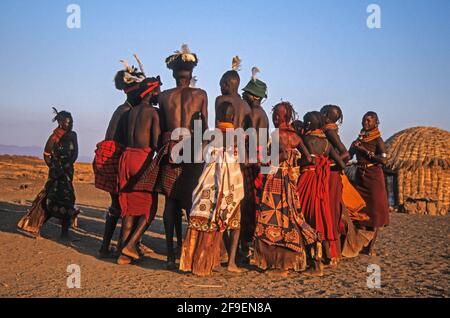 Il Turkana è un popolo nilotico originario della contea di Turkana, nel Kenya nord-occidentale, una regione a clima semi-arido che confina con il lago Turkana, a est, Pokot Foto Stock