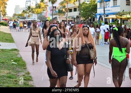 Miami Beach, Stati Uniti. 16 Apr 2021. Una vista generale delle persone su Ocean Drive, Miami Beach come i curfews sono stati sollevati a Miami Dade County e nightclub sono riaperti il 16 aprile 2021 a Miami Beach, Florida. Come massiccia vaccinazione COVID-19 che avviene in tutto lo stato della Florida. (Foto di JL/Sipa USA) Credit: Sipa USA/Alamy Live News Foto Stock