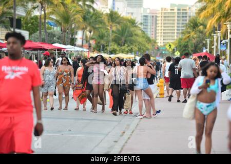 Miami Beach, Stati Uniti. 16 Apr 2021. Una vista generale delle persone su Ocean Drive, Miami Beach come i curfews sono stati sollevati a Miami Dade County e nightclub sono riaperti il 16 aprile 2021 a Miami Beach, Florida. Come massiccia vaccinazione COVID-19 che avviene in tutto lo stato della Florida. (Foto di JL/Sipa USA) Credit: Sipa USA/Alamy Live News Foto Stock