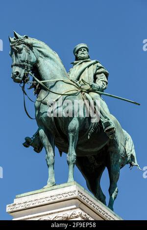 Giuseppe Garibaldi, dal 1807 al 1882, generale e politico italiano che ha svolto un ruolo centrale nell'unificazione dell'Italia. Statua a Milano, Italia, di Ettore Xi Foto Stock