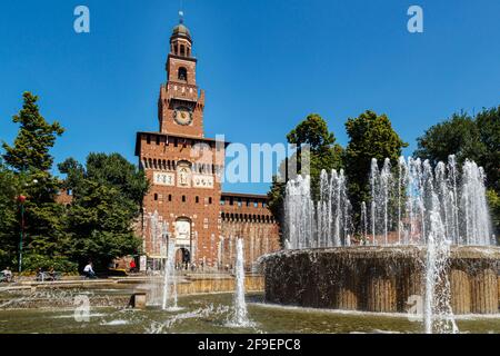 Milano, Provincia di Milano, Lombardia, Italia. Ingresso al Castello Sforzesco attraverso la Torre del Filarete in Piazza Castello. Foto Stock