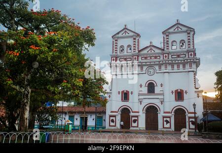 Guatape, Antioquia / Colombia - 02 febbraio 2020. Chiesa di nostra Signora di Carmen, costruita nel 1865 è greco-romana. Foto Stock