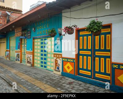 Guatape, Antioquia / Colombia - 02 febbraio 2020. È una delle città più colorate della Colombia, lo riflette sotto forma di baseboards e stre Foto Stock