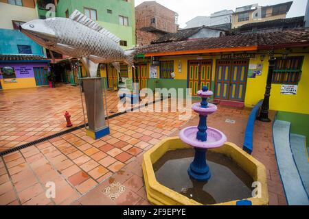 Guatape, Antioquia / Colombia - 02 febbraio 2020. È una delle città più colorate della Colombia, lo riflette sotto forma di baseboards e stre Foto Stock