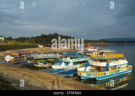 Guatape, Antioquia / Colombia - 02 febbraio 2020. Barche nel serbatoio, diga costruita alla fine degli anni '70. Foto Stock