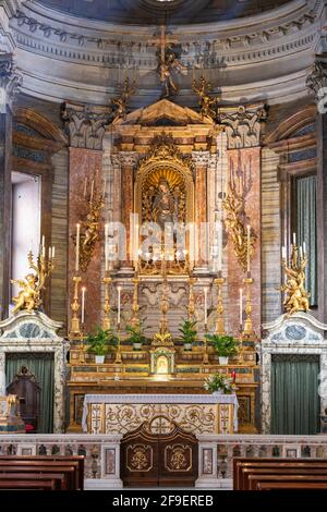 Italia, Roma, altare maggiore di Santa Maria in Via Basilica interno chiesa, altare maggiore in marmo policromo con una statua della Madonna Addolorata di Ferdinando Foto Stock