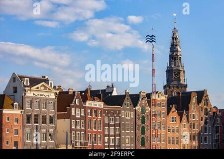 Skyline di Amsterdam con case in stile olandese tradizionale e la torre di Oude Kerk (Chiesa Vecchia) nel centro storico della città, Olanda settentrionale, Paesi Bassi Foto Stock