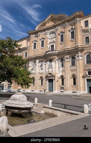 L'Oratorio dei Filippini e la Fontana del tureen in Piazza della Chiesa Nuova a Roma Foto Stock