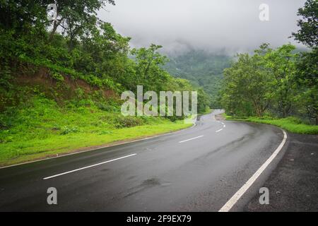 Bella e verde monsone strada cliccato sulla strada per Malshej Ghat a Maharashtra, India Foto Stock