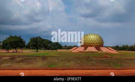 La bella vista di Matri Mandir in Auroville, vicino a Pondicherry in India Foto Stock