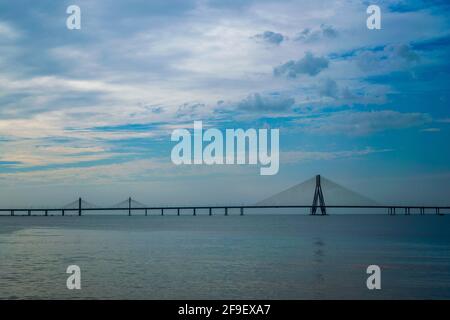 Il collegamento marittimo Bandra–Worli, chiamato anche Rajiv Gandhi Sea link, ha fatto clic su un giorno nuvoloso luminoso appena prima del tramonto Foto Stock