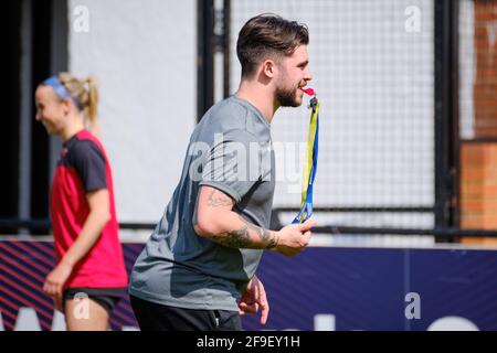 Crawley, Regno Unito. 18 Apr 2021. Allenatore di Gillingham durante la partita di fa Cup tra Arsenal e Gillingham a Meadow Park a Borehamwood Credit: SPP Sport Press Photo. /Alamy Live News Foto Stock