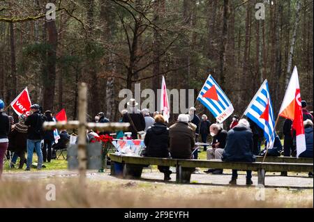 18 aprile 2021, bassa Sassonia, Lohheide/Hörsten: La gente partecipa ad un servizio commemorativo presso il cimitero sovietico di POW vicino a Bergen-Belsen. L'Associazione dei nazisti perseguitati e la Confederazione dei sindacati tedeschi (DGB) hanno commemorato l'anniversario della liberazione del campo di concentramento Bergen-Belsen. Foto: Philipp Schulze/dpa Foto Stock