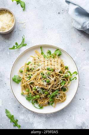 spaghetti di pasta con piselli verdi e avocado Foto Stock