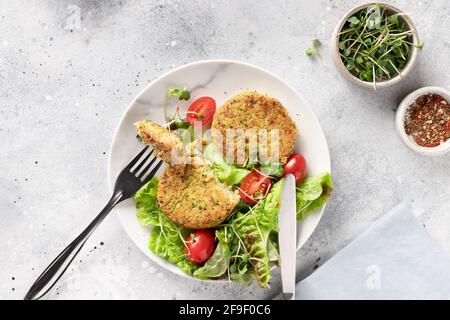 Broccoli verdi e hamburger di quinoa su tavola grigia Foto Stock