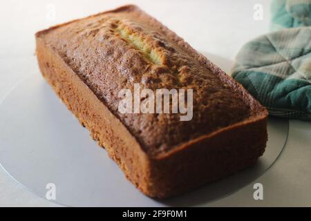 Un pane di torta alla vaniglia fatta in casa. Si chiama anche torta gialla o torta al burro o torta al tè. Scatto su sfondo bianco. Foto Stock