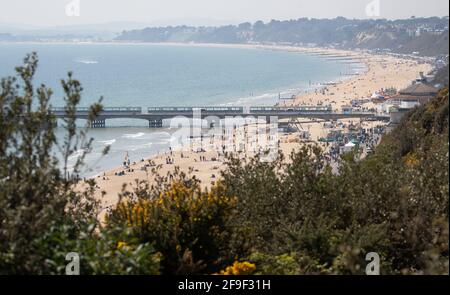 La gente gode del caldo tempo sulla spiaggia a Bournemouth in Dorset. Data immagine: Domenica 18 aprile 2021. Foto Stock