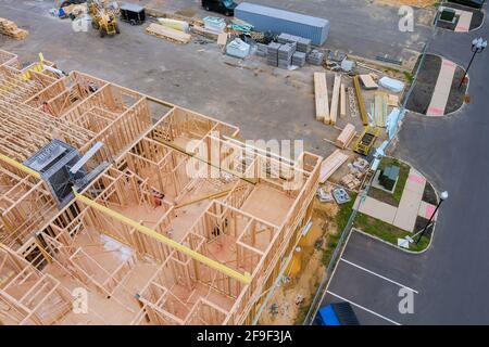 Impilati materiali da costruzione in legno impilano una nuova struttura di sviluppo nuova casa in costruzione Foto Stock